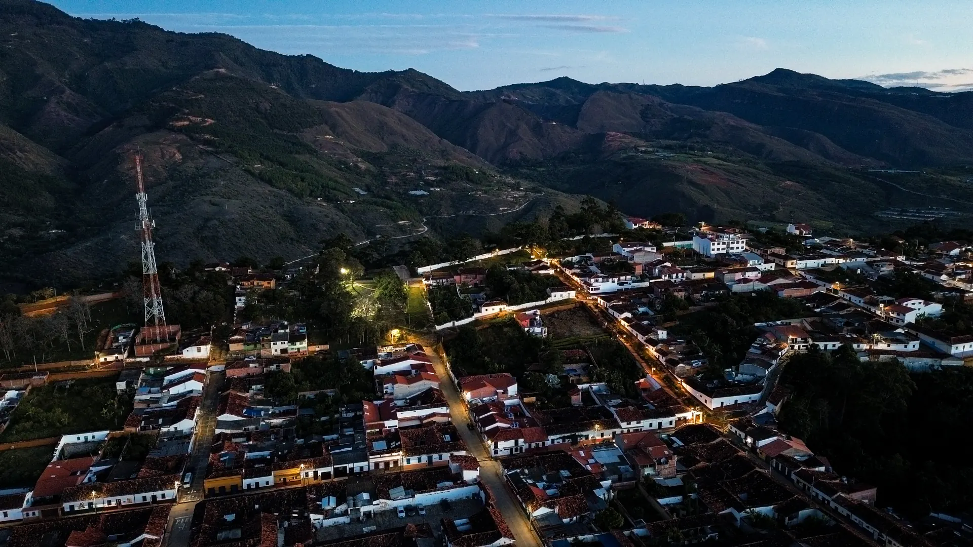 Columbia — Dron · pueblo de noche